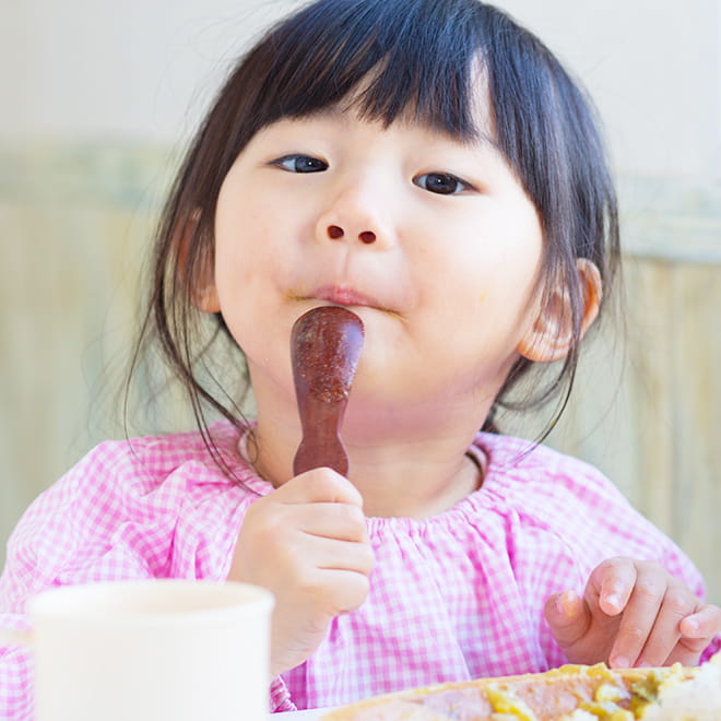 くちゃくちゃと音をたてて食べる